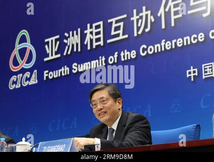 (140519) -- SHANGHAI, 19 mai 2014 (Xinhua) -- Tu Guangshao, maire adjoint de Shanghai, assiste au point de presse du 4e sommet de la Conférence sur l'interaction et les mesures de confiance en Asie (CICA) à Shanghai, dans l'est de la Chine, le 19 mai 2014. Le sommet se tiendra à Shanghai du 20 au 21 mai. (Xinhua/PEI Xin) (mp) CHINA-SHANGHAI-4E CICA-PRESS BRIEFING (CN) PUBLICATIONxNOTxINxCHN Shanghai Mai 19 2014 XINHUA tu Guangshao adjoint au maire de Shanghai participe au point de presse du 4e Sommet de la Conférence SUR L'interaction et les mesures de confiance en Asie CICA à Shanghai Banque D'Images
