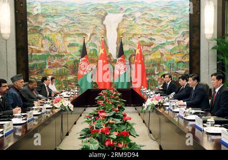 (140519) -- SHANGHAI, 19 mai 2014 (Xinhua) -- le président chinois Xi Jinping (2e R) rencontre le président afghan Hamid Karzai (2e L) à Shanghai, dans l'est de la Chine, le 19 mai 2014. (Xinhua/Yao Dawei) (mp) CHINA-SHANGHAI-XI JINPING-AFGHANISTAN-KARZAI-MEETING (CN) PUBLICATIONxNOTxINxCHN Shanghai Mai 19 2014 le président chinois DE XINHUA Xi Jinping 2e r rencontre le président afghan Hamid Karzai 2e l à Shanghai Chine orientale Mai 19 2014 XINHUA Yao Dawei MP Chine Shanghai Xi Jinping Afghanistan Karzai Banque D'Images