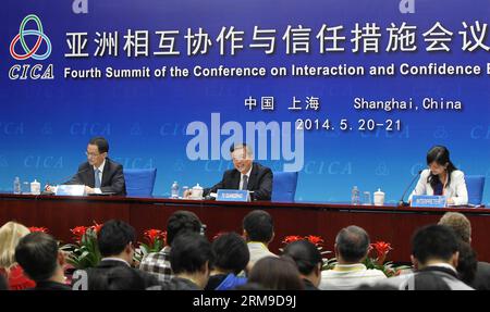 (140519) -- SHANGHAI, 19 mai 2014 (Xinhua) -- Tu Guangshao (C), maire adjoint de Shanghai, répond aux questions lors du point de presse du 4e sommet de la Conférence sur l'interaction et les mesures de confiance en Asie (CICA) à Shanghai, dans l'est de la Chine, le 19 mai 2014. Le sommet se tiendra à Shanghai du 20 au 21 mai. (Xinhua/PEI Xin) (mp) CHINA-SHANGHAI-4E CICA-PRESS BRIEFING (CN) PUBLICATIONxNOTxINxCHN Shanghai Mai 19 2014 XINHUA tu Guangshao C adjoint au maire de Shanghai répond aux questions LORS du point de presse du 4e Sommet de la Conférence SUR L'interaction et le renforcement de la confiance Banque D'Images