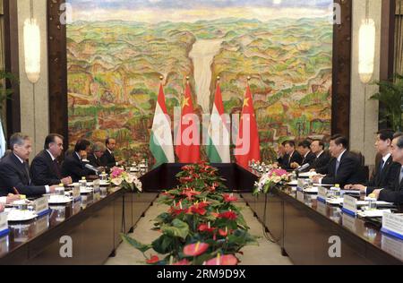 (140519) -- SHANGHAI, 19 mai 2014 (Xinhua) -- le président chinois Xi Jinping (3e R) rencontre son homologue tadjik Emomali Rakhmon (2e L) à Shanghai, dans l'est de la Chine, le 19 mai 2014. (Xinhua/Zhang Duo) (mp) CHINA-SHANGHAI-XI JINPING-TAJIKISTAN-RAKHMON-MEETING (CN) PUBLICATIONxNOTxINxCHN Shanghai Mai 19 2014 XINHUA le président chinois Xi Jinping 3rd r rencontre avec sa partie tadjike Emomali Rakhmon 2nd l à Shanghai Chine orientale Mai 19 2014 XINHUA Zhang Duo BLMP Chine Shanghai Xi Jinping Tajikistan Réunion CN PUXINXINTXIONXINTAXIONXINTONNING Banque D'Images