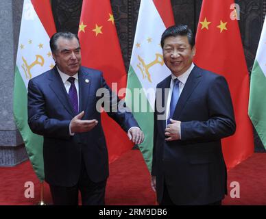 (140519) -- SHANGHAI, 19 mai 2014 (Xinhua) -- le président chinois Xi Jinping (R) rencontre son homologue tadjik Emomali Rakhmon à Shanghai, dans l'est de la Chine, le 19 mai 2014. (Xinhua/Zhang Duo) (mp) CHINA-SHANGHAI-XI JINPING-TAJIKISTAN-RAKHMON-MEETING (CN) PUBLICATIONxNOTxINxCHN Shanghai Mai 19 2014 le président chinois Xi Jinping r rencontre avec sa partie tadjike Emomali Rakhmon à Shanghai East China Mai 19 2014 XINHUA Zhang Duo MP Chine Shanghai Xi Jinping Tajikistan Rakhmon meeting Banque D'Images