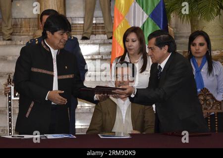 (140519) -- LA PAZ, 19 mai 2014 (Xinhua) -- le président bolivien Evo Morales (L front) assiste à la cérémonie de signature du contrat entre la Société nationale des télécommunications (ENTEL, pour son acronyme en espagnol) et l'Agence spatiale bolivienne (ABE, pour son acronyme en espagnol) ce qui cloue l'achat de la bande passante du satellite Tupac Katari, à la Paz, Bolvia, le 19 mai 2014. (Xinhua/Carlos Barrios/ABI) BOLIVIA-LA PAZ-BUSINESS-MORALES-CONTRACT-SIGNING PUBLICATIONxNOTxINxCHN la Paz Mai 19 2014 le Président de XINHUA Bolivie S Evo Morales l Front assiste à la cérémonie de signature de la Banque D'Images