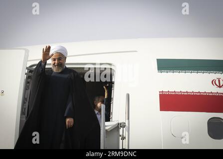 (140520) -- TÉHÉRAN, 20 mai 2014 (Xinhua) -- le président iranien Hassan Rouhani fait signe avant de partir pour la Chine à l'aéroport de Mehrabad à Téhéran, Iran, le 20 mai 2014. Rouhani a quitté Téhéran pour Shanghai mardi matin pour assister au sommet de la Conférence sur l’interaction et les mesures de confiance en Asie (CICA), qui se tiendra à Shanghai du 20 au 21 mai. (Xinhua/Ahmad Halabisaz) (zjy) SOMMET IRAN-CHINE-ROUHANI-CICA PUBLICATIONxNOTxINxCHN TÉHÉRAN Mai 20 2014 le président iranien DE XINHUA Hassan Rouhani fait des vagues avant de partir pour la Chine À l'aéroport de Mehrabad à TÉHÉRAN Iran LE 20 2014 mai, Rouhani a quitté TÉHÉRAN pour S Banque D'Images