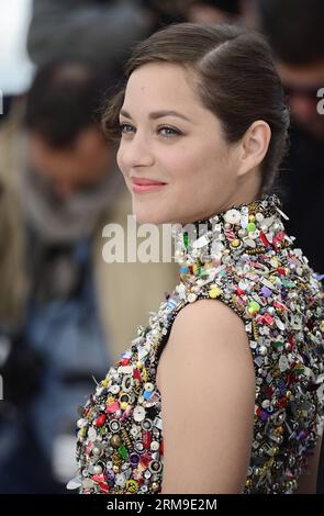 (140520) -- CANNES, 20 mai 2014 (Xinhua) -- l'actrice française Marion Cotillard pose pendant le photocall de deux jours, une nuit au 67e Festival de Cannes, France, le 20 mai 2014. Le film est présenté dans la compétition officielle du festival qui se déroule du 14 au 25 mai. (Xinhua/Ye Pingfan) FRANCE-CANNES-FILM FESTIVAL-DEUX JOURS UNE NUIT-PHOTO CALL PUBLICATIONxNOTxINxCHN Cannes Mai 20 2014 XINHUA l'actrice française Marion Cotillard pose pendant la photo call de deux jours une nuit AU 67e Festival de Cannes à Cannes France Mai 20 2014 le film EST présenté dans l'officia Banque D'Images