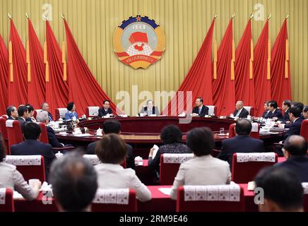 (140520) -- BEIJING, 20 mai 2014 (Xinhua) -- Yu Zhengsheng (arrière-plan), président du Comité national de la Conférence consultative politique du peuple chinois (CCPPC), préside la 15e réunion du président et des vice-présidents du 12e Comité national de la CCPPC à Beijing, capitale de la Chine, le 20 mai 2014. (Xinhua/Liu Jiansheng) (zc) CHINA-BEIJING-CPPCC-YU ZHENGSHENG-MEETING (CN) PUBLICATIONxNOTxINxCHN Beijing Mai 20 2014 XINHUA Yu Zheng Sheng C arrière-président du Comité national des célébrités chinoises Conférence consultative politique de la CPPCC Président sur le 15e Mee Banque D'Images