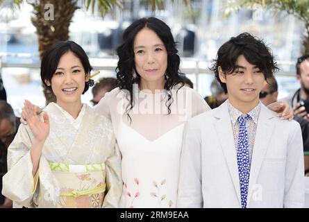 (140520) -- CANNES, 20 mai 2014 (Xinhua) -- l'actrice japonaise Jun Yoshinaga (G), la réalisatrice Naomi Kawase (C) et l'acteur Nijiro Murakami posent lors du photocall de Futatsume No Mado au 67e Festival de Cannes, France, le 20 mai 2014. Le film est présenté dans la compétition officielle du festival qui se déroule du 14 au 25 mai. (Xinhua/Ye Pingfan) FRANCE-CANNES-FILM FESTIVAL-FUTATSUME NO MADO-PHOTO CALL PUBLICATIONxNOTxINxCHN Banque D'Images