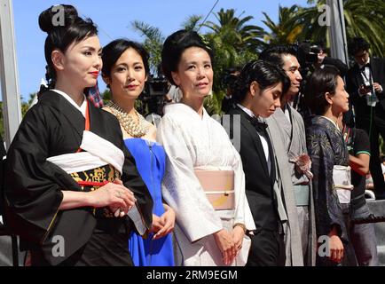 (140520) -- CANNES, 20 mai 2014 (Xinhua) -- l'actrice japonaise Miyuki Matsuda, l'actrice japonaise Jun Yoshinaga, la réalisatrice japonaise Naomi Kawase, l'acteur japonais Nijiro Murakami, l'acteur japonais Jun Murakami et l'actrice japonaise Makiko Watanabe (de gauche à droite) arrivent pour la projection de Futatsume No Mado (Still the Water) lors de la 67e édition annuelle du Festival de Cannes, à Cannes, France, du 20 au 27 mai 2014. Le film est présenté dans la compétition officielle du festival qui se déroule du 14 au 25 mai. (Xinhua/Ye Pingfan) FRANCE-CANNES-FILM FESTIVAL-FUTATSUME NO MADO-TAPIS ROUGE PUBLICATIONxNOTxINxCHN Cannes Banque D'Images