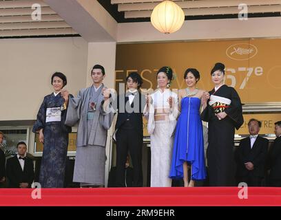 (140520) -- CANNES, 20 mai 2014 (Xinhua) -- l'actrice japonaise Makiko Watanabe, l'acteur japonais Jun Murakami, l'acteur japonais Nijiro Murakami, la réalisatrice japonaise Naomi Kawase, l'actrice japonaise Jun Yoshinaga et l'actrice japonaise Miyuki Matsuda (de gauche à droite) arrivent pour la projection de Futatsume No Mado (Still the Water) lors de la 67e édition annuelle du Festival de Cannes, à Cannes, France, du 20 au 27 mai 2014. Le film est présenté dans la compétition officielle du festival qui se déroule du 14 au 25 mai. (Xinhua/Ye Pingfan) FRANCE-CANNES-FILM FESTIVAL-FUTATSUME NO MADO-TAPIS ROUGE PUBLICATIONxNOTxINxCHN Cannes Banque D'Images