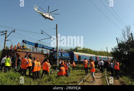 (140520) -- NARO-FOMINSK, 20 mai 2014 (Xinhua) -- un hélicoptère du ministère russe des urgences survole le site d'une collision de train près de la ville de Naro-Fominsk, près de Moscou, le 20 mai 2014. Au moins cinq personnes sont mortes et 45 autres ont été blessées lorsque deux trains sont entrés en collision dans la région de Moscou mardi, a déclaré le ministère de l'intérieur. (Xinhua/Jia Yuchen)(bxq) COLLISION RUSSIE-NARO-FOMINSK-TRAIN PUBLICATIONxNOTxINxCHN Naro Mai 20 2014 XINHUA Ministère russe DES URGENCES un hélicoptère survole le site d'une collision de train près de la ville de Naro près de Moscou LE 20 2014 mai AU moins cinq célébrités d Banque D'Images