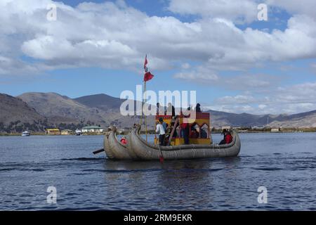 (140520) -- PUNO, 20 mai 2014 (Xinhua) -- une photo prise le 13 mai 2014 montre des gens naviguant au lac Titicaca, dans le département de Puno, Pérou. Selon la presse locale, la région de Puno a de nombreuses attractions naturelles, parmi lesquelles le lac Titicaca et ses îles flottantes, a également des attractions culturelles comme le corridor Quechua, à commencer par Juliaca. Le lac Titicaca est situé dans le plateau de Collao, à 3 812 mètres au-dessus du niveau de la mer, entre le Pérou et la Bolivie, et les îles de Luna, Taquile, Amantani, Uros et Suriqui sont en elle. (Xinhua/Luis Camacho) (bxq) PÉROU-PUNO-INDUSTRY-TOURISM-SERIES PUBLICATIONxNOTxINxCHN Banque D'Images