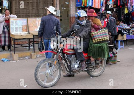 (140520) -- PUNO, 20 mai 2014 (Xinhua) -- des gens conduisent une moto dans la ville de Juliaca, Pérou, 13 mai 2014. Le lac Titicaca et ses îles flottantes dans la région de Puno au Pérou ont non seulement des attractions naturelles, mais aussi une culture unique en raison du peuple Quechua de Juliaca qui y vit. Le lac Titicaca est situé dans le plateau de Collao, avec les îles de Luna, Taquile, Amantani, Uros et Suriqui. (Xinhua/Luis Camacho)(zhf) PÉROU-PUNO-TITICACA LAC FLOTTANT PUBLICATIONxNOTxINxCHN Puno Mai 20 2014 célébrités XINHUA conduire une moto dans Juliaca ville Pérou Mai 13 2014 le Lac Titicaca et Banque D'Images