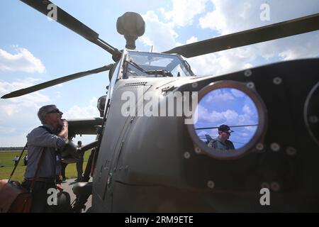 (140520) -- BERLIN, 20 mai 2014 (Xinhua) -- un visiteur voit un tigre Eurocopter lors du salon international de l'aéronautique (ILA) 2014 à l'aéroport Schoenefeld de Berlin, Allemagne, le 20 mai 2014. Le salon ILA de 6 jours a débuté mardi avec la participation de quelque 1200 exposants de 40 pays et régions. (Xinhua/Zhang Fan) ALLEMAGNE-BERLIN-ILA-OUVERTURE PUBLICATIONxNOTxINxCHN Berlin Mai 20 2014 XINHUA un visiteur voit un tigre Eurocopter lors du 2014 salon International de l'Air ILA à Berlin S Schoenefeld Airport Allemagne Mai 20 2014 l'exposition de 6 jours de l'ILA a débuté ici mardi avec le p Banque D'Images