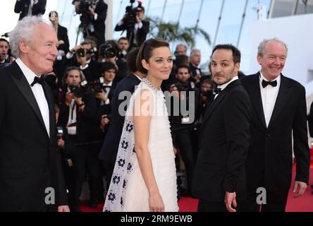 (140520) -- CANNES, 20 mai 2014 (Xinhua) -- le réalisateur belge Jean-Pierre Dardenne, l'actrice française Marion Cotillard, l'acteur belge Fabrizio Rongione et le réalisateur belge Luc Dardenne (de gauche à droite) arrivent pour la projection de deux jours, une nuit ( deux jours, une nuit ) lors du 67e Festival de Cannes, à Cannes, France, le 20 mai 2014. Le film est présenté dans la compétition officielle du festival qui se déroule du 14 au 25 mai. (Xinhua/Ye Pingfan) FRANCE-CANNES-FILM FESTIVAL-DEUX JOURS UNE NUIT-TAPIS ROUGE PUBLICATIONxNOTxINxCHN Cannes Mai 20 2014 XINHUA Belge réalisateur Jean Pierre Dard Banque D'Images