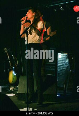 (140520) -- FRANCFORT, 20 mai 2014 (Xinhua) -- Luca Vasta, chanteur allemand d'origine italienne, se produit à Nachtleben à Francfort, en Allemagne, le 20 mai 2014. (Xinhua/Luo Huanhuan) ALLEMAGNE-FRANKFURT-SINGER-LUCA VASTA PUBLICATIONxNOTxINxCHN Francfort Mai 20 2014 XINHUA Luca Vasta un chanteur allemand d'ORIGINE italienne se produit dans la vie nocturne à Francfort Allemagne LE 20 2014 mai XINHUA Luo Huanhuan Allemagne Frankfurt Singer Luca Vasta PUBLICATIONxNOTxINxCHN Banque D'Images