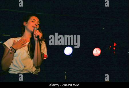 (140520) -- FRANCFORT, 20 mai 2014 (Xinhua) -- Luca Vasta, chanteur allemand d'origine italienne, se produit à Nachtleben à Francfort, en Allemagne, le 20 mai 2014. (Xinhua/Luo Huanhuan) ALLEMAGNE-FRANKFURT-SINGER-LUCA VASTA PUBLICATIONxNOTxINxCHN Francfort Mai 20 2014 XINHUA Luca Vasta un chanteur allemand d'ORIGINE italienne se produit dans la vie nocturne à Francfort Allemagne LE 20 2014 mai XINHUA Luo Huanhuan Allemagne Frankfurt Singer Luca Vasta PUBLICATIONxNOTxINxCHN Banque D'Images