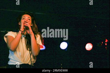 (140520) -- FRANCFORT, 20 mai 2014 (Xinhua) -- Luca Vasta, chanteur allemand d'origine italienne, se produit à Nachtleben à Francfort, en Allemagne, le 20 mai 2014. (Xinhua/Luo Huanhuan) ALLEMAGNE-FRANKFURT-SINGER-LUCA VASTA PUBLICATIONxNOTxINxCHN Francfort Mai 20 2014 XINHUA Luca Vasta un chanteur allemand d'ORIGINE italienne se produit dans la vie nocturne à Francfort Allemagne LE 20 2014 mai XINHUA Luo Huanhuan Allemagne Frankfurt Singer Luca Vasta PUBLICATIONxNOTxINxCHN Banque D'Images