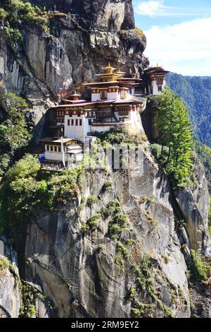 Vue verticale du monastère historique du nid de tigre, construit dans la falaise à 10 000 pieds au-dessus du niveau de la mer, au-dessus de la vallée de Paro dans le Bhoutan rural Banque D'Images