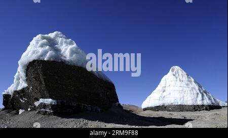 (140521) -- LHASSA, 19 mai 2014 (Xinhua) -- la photo prise le 19 décembre 2011 montre le rétrécissement du glacier Puruo Gangri, dans la région autonome du Tibet du sud-ouest de la Chine. Selon l'Institut de recherche sur le plateau tibétain de l'Académie chinoise des sciences (cas), les glaciers sur le plateau Qinghai-Tibet et ses environs ont diminué de 15 pour cent, passant de 53 000 à 45 000 kilomètres carrés au cours des trois dernières décennies. (Xinhua/Chogo) (mp) CHINE-QINGHAI-TIBETAN PLATEAU-GLACIERS-RÉTRÉCIR (CN) PUBLICATIONxNOTxINxCHN Lhassa Mai 19 2014 XINHUA photo prise LE 19 2011 décembre montre le glacier rétréci Sud-Ouest CH Banque D'Images