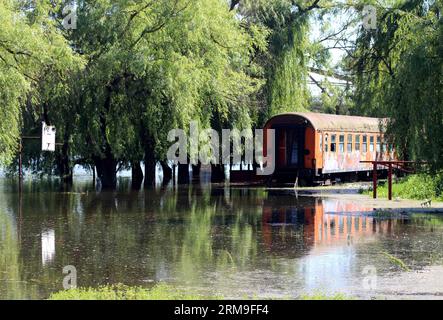 (140521) -- MOROVIC, 21 mai 2014 (Xinhua) -- une photo prise le 21 mai 2014 montre qu'un terrain de basket-ball inondé dans le village de Morovic, à environ 120 kilomètres au nord-ouest de Belgrade, en Serbie. La Serbie a préparé des défenses contre un niveau croissant de la Save en raison des fortes pluies qui ont frappé les Balkans. La Serbie est en état d'urgence en raison des inondations depuis mai 15. (Xinhua/Nemanja Cabric) SERBIE-MOROVIC-INONDATIONS PUBLICATIONxNOTxINxCHN Mai 21 2014 XINHUA photo prise LE 21 2014 mai montre Thatcher un terrain de basket inondé dans le village de quelque 120 kilomètres au nord-ouest de Belgrade Serbie S. Banque D'Images