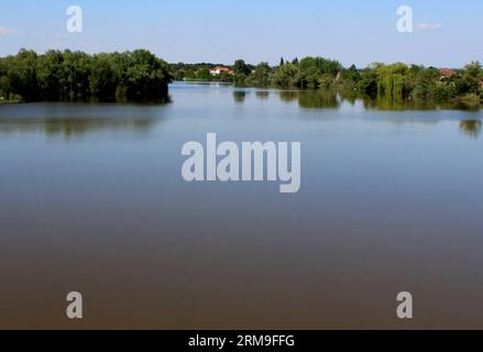 (140521) -- MOROVIC, 21 mai 2014 (Xinhua) -- une photo prise le 21 mai 2014 montre une vue de la rivière Sava près du village de Morovic, à environ 120 kilomètres au nord-ouest de Belgrade, en Serbie. La Serbie a préparé des défenses contre un niveau croissant de la Save en raison des fortes pluies qui ont frappé les Balkans. La Serbie est en état d'urgence en raison des inondations depuis mai 15. (Xinhua/Nemanja Cabric) SERBIE-MOROVIC-INONDATIONS PUBLICATIONxNOTxINxCHN Mai 21 2014 XINHUA photo prise LE 21 2014 mai montre une vue de la rivière Sava près du village de quelque 120 kilomètres au nord-ouest de Belgrade Serbie préparé contre Banque D'Images