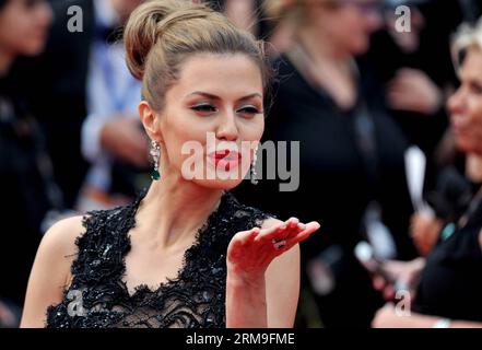 (140521) -- CANNES, 21 mai 2014 (Xinhua) -- Victoria Bonya arrive sur le tapis rouge pour la projection du film la recherche au 67e Festival de Cannes à Cannes, dans le sud de la France, le 21 mai 2014. (Xinhua/Chen Xiaowei) FRANCE-CANNES-FILM FESTIVAL-LA RECHERCHE PUBLICATIONxNOTxINxCHN Cannes Mai 21 2014 XINHUA Victoria Bonya arrive au tapis rouge pour la projection du film la recherche AU 67e Festival de Cannes à Cannes Sud de la France LE 21 2014 mai XINHUA Chen Xiaowei France Festival de Cannes la recherche PUBLICATIONxNOTxINxCHN Banque D'Images