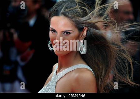 (140521) -- CANNES, 21 mai 2014 (Xinhua) -- l'actrice Izabel Goulart arrive sur le tapis rouge pour la projection du film la recherche au 67e Festival de Cannes à Cannes, dans le sud de la France, le 21 mai 2014. (Xinhua/Chen Xiaowei) FRANCE-CANNES-FILM FESTIVAL-LA RECHERCHE PUBLICATIONxNOTxINxCHN Cannes Mai 21 2014 l'actrice XINHUA Izabel Goulart arrive au tapis rouge pour la projection du film la recherche AU 67e Festival de Cannes à Cannes Sud de la France LE 21 2014 mai XINHUA Chen Xiaowei France Festival de Cannes la recherche PUBLICATIONxNOTxINxCHN Banque D'Images