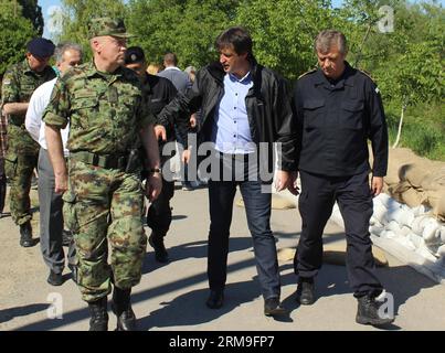 (140521) -- MOROVIC, 21 mai 2014 (Xinhua) -- une photo prise le 21 mai 2014 montre que le ministre serbe de la Défense, Bratislav Gasic (C), en visite dans le village de Morovic, à environ 120 kilomètres au nord-ouest de Belgrade, en Serbie. La Serbie a préparé des défenses contre un niveau croissant de la Save en raison des fortes pluies qui ont frappé les Balkans. La Serbie est en état d'urgence en raison des inondations depuis mai 15. (Xinhua/Nemanja Cabric) SERBIE-MOROVIC-INONDATIONS PUBLICATIONxNOTxINxCHN Mai 21 2014 XINHUA photo prise LE 21 2014 mai montre Thatcher les ministres serbes de la Défense Bratislav C lors d'une visite dans un village d'environ 1 personnes Banque D'Images