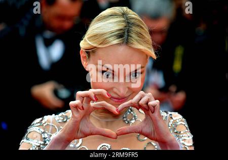 (140521) -- CANNES, 21 mai 2014 (Xinhua) -- Inna Zobova arrive sur le tapis rouge pour la projection du film la recherche au 67e Festival de Cannes à Cannes, dans le sud de la France, le 21 mai 2014. (Xinhua/Chen Xiaowei) FRANCE-CANNES-FILM FESTIVAL-LA RECHERCHE PUBLICATIONxNOTxINxCHN Cannes Mai 21 2014 XINHUA Inna Zobova arrive au tapis rouge pour la projection du film la recherche AU 67e Festival de Cannes à Cannes Sud de la France LE 21 2014 mai XINHUA Chen Xiaowei France Festival de Cannes la recherche PUBLICATIONxNOTxINxCHN Banque D'Images