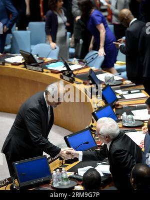 (140522) -- New York, 22 mai 2014 (Xinhua) -- Bashar Ja afari (front L), représentant permanent de la Syrie auprès des Nations Unies, serre la main de son homologue russe Vitaly Churkin avant que le Conseil de sécurité vote un projet de résolution sur la Syrie, au siège de l ONU à New York, le 22 mai 2014. La Russie et la Chine, deux membres permanents du Conseil de sécurité de l’ONU, ont utilisé jeudi leur droit de veto sur un projet de résolution visant à renvoyer la guerre civile syrienne à la Cour pénale internationale (CPI). (Xinhua/Niu Xiaolei) un-CONSEIL DE SÉCURITÉ-SYRIE-RESOLUTION PUBLICATIONxNOTxINxCHN Nouveau Banque D'Images