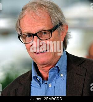 (140522) -- CANNES, 22 mai 2014 (Xinhua) -- le réalisateur britannique Ken Loach arrive pour la projection du Jimmy s Hall lors du 67e Festival de Cannes, à Cannes, le 22 mai 2014. Le film est présenté dans la compétition officielle du festival qui se déroule du 14 au 25 mai. (Xinhua/Chen Xiaowei) FRANCE-CANNES-FILM FESTIVAL-JIMMYS HALL-PROJECTION PUBLICATIONxNOTxINxCHN Cannes Mai 22 2014 le réalisateur britannique DE XINHUA Ken Loach arrive pour la projection de Jimmy S Hall lors du 67e Festival de Cannes à Cannes en France Mai 22 2014 le film EST présenté en compétition officielle de T. Banque D'Images