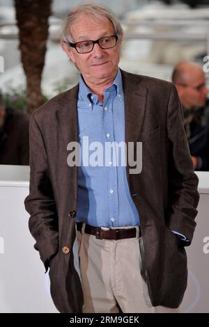 (140522) -- CANNES, 22 mai 2014 (Xinhua) -- le réalisateur britannique Ken Loach arrive pour la projection du Jimmy s Hall lors du 67e Festival de Cannes, à Cannes, le 22 mai 2014. Le film est présenté dans la compétition officielle du festival qui se déroule du 14 au 25 mai. (Xinhua/Chen Xiaowei) FRANCE-CANNES-FILM FESTIVAL-JIMMYS HALL-PROJECTION PUBLICATIONxNOTxINxCHN Cannes Mai 22 2014 le réalisateur britannique DE XINHUA Ken Loach arrive pour la projection de Jimmy S Hall lors du 67e Festival de Cannes à Cannes en France Mai 22 2014 le film EST présenté en compétition officielle de T. Banque D'Images