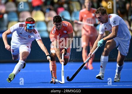 27 août 2023, Rhénanie du Nord-Westphalie, Mönchengladbach : hockey sur gazon, hommes : Championnat d'Europe, pays-Bas - Angleterre, finale, finale. Tijmen Reyenga (M) des pays-Bas et de l'Angleterre Sam Ward (l) et James Oates se battent pour le ballon. Photo : Federico Gambarini/dpa crédit : dpa Picture alliance/Alamy Live News Banque D'Images