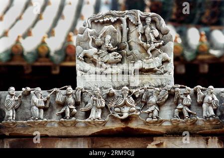 (140523) -- ZHENGZHOU, 23 mai 2014 (Xinhua) -- une photo prise le 18 juillet 2001 montre des sculptures humaines sur une arche de pierre à la guilde Shanxi-Shaanxi dans le comté de Sheqi, province du Henan, au centre de la Chine. Un grand nombre de sculptures architecturales ont été conservées dans les sites historiques du Henan, qui est l'un des berceaux de la civilisation chinoise. De nombreuses sculptures, créées à partir de pierres, de briques ou de bois, ont été utilisées comme éléments de construction de résidences, de sanctuaires et d'arcades commémoratives, entre autres types d'architecture. Soulignant à la fois l'ambiance et les détails, ces sculptures ont des thèmes dont le dail Banque D'Images