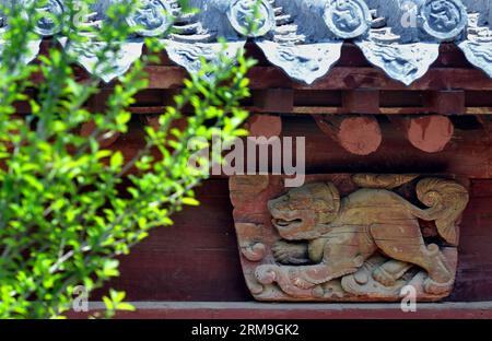 (140523) -- ZHENGZHOU, 23 mai 2014 (Xinhua) -- une photo prise le 23 mai 2010 montre une sculpture en bois en forme de Qilin sous l'avant-toit de la salle principale du temple Anguo dans le canton de Licun du comté de Shanxian, province du Henan en Chine centrale. Un grand nombre de sculptures architecturales ont été conservées dans les sites historiques du Henan, qui est l'un des berceaux de la civilisation chinoise. De nombreuses sculptures, créées à partir de pierres, de briques ou de bois, ont été utilisées comme éléments de construction de résidences, de sanctuaires et d'arcades commémoratives, entre autres types d'architecture. Soulignant à la fois l'humeur et les détails, thes Banque D'Images