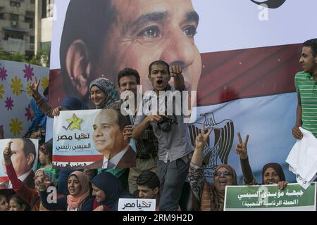 LE CAIRE, - des partisans du candidat à la présidence Abdel-Fattah el-Sisi crient des slogans lors d'un rassemblement au Caire, en Égypte, le 23 mai 2014. Des centaines de supporters de Sissi se sont réunis ici vendredi pour rejoindre son dernier rassemblement soutenant sa candidature à la présidence lors de la prochaine élection présidentielle des 26 et 27 mai. (Xinhua/Cui Xinyu) ÉGYPTE-CAIRE-ÉLECTION-SISI-CAMPAGNE PUBLICATIONxNOTxINxCHN Caire les partisans du candidat à la présidence Abdel Fattah El Sisi crient des slogans lors d'un rassemblement au Caire Egypte Mai 23 2014 des centaines de partisans de Sissi S se sont réunis ici vendredi pour rejoindre son rassemblement de chargement soutenant sa COURSE Banque D'Images