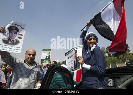 LE CAIRE, - des partisans du candidat à la présidence Abdel-Fattah el-Sisi participent à un rassemblement au Caire, en Égypte, le 23 mai 2014. Des centaines de supporters de Sissi se sont réunis ici vendredi pour rejoindre son dernier rassemblement soutenant sa candidature à la présidence lors de la prochaine élection présidentielle des 26 et 27 mai. EGYPT-CAIRO-ELECTION-SISI-CAMPAIGN PUBLICATIONxNOTxINxCHN Cairo les partisans du candidat à la présidence Abdel Fattah El Sisi participent à un rassemblement au Caire Egypte Mai 23 2014 des centaines de supporters Sissi S se sont réunis ici vendredi pour rejoindre son Load Rally soutenant sa COURSE pour le président sur le Presi à venir Banque D'Images