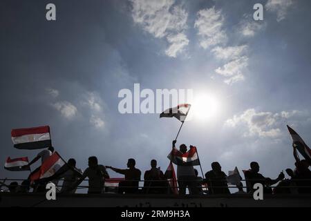 LE CAIRE, - des partisans du candidat à la présidence Abdel-Fattah el-Sisi brandissent des drapeaux nationaux égyptiens lors d'un rassemblement au Caire, en Égypte, le 23 mai 2014. Des centaines de supporters de Sissi se sont réunis ici vendredi pour rejoindre son dernier rassemblement soutenant sa candidature à la présidence lors de la prochaine élection présidentielle des 26 et 27 mai. (Xinhua/Cui Xinyu) EGYPTE-CAIRE-ELECTION-SISI-CAMPAGNE PUBLICATIONxNOTxINxCHN le Caire les partisans du candidat à la présidence Abdel Fattah El Sisi Wave drapeaux nationaux égyptiens lors d'un rassemblement au Caire Egypte Mai 23 2014 des centaines de partisans de Sissi S se sont réunis ici vendredi pour rejoindre son L. Banque D'Images