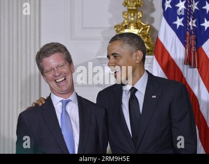 Le président américain Barack Obama (à droite) rit avec Shaun Donovan, secrétaire actuel du ministère du logement et du développement urbain (HUD) lors de la nomination de Donovan à la tête du Bureau de la gestion et du budget, et le maire de San Antonio Julian Castro à la tête du HUD, à la Maison Blanche à Washington D.C., le 23 mai 2014. (Xinhua/Yin Bogu) États-Unis-WASHINGTON-OBAMA-CABINET-NOMINÉS PUBLICATIONxNOTxINxCHN U Président Barack Obama r rire avec l'actuel ministère du logement et du développement urbain HUD Secrétaire Shaun Donovan lors de la nomination de Donovan comme chef du Bureau de la gestion et du budget an Banque D'Images