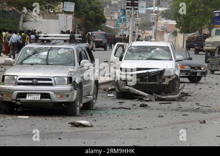 (140524) -- MOGADISCIO, 24 mai 2014 (Xinhua) -- une photo prise le 24 mai 2014 montre une vue du site de l'explosion à l'extérieur du Parlement somalien à Mogadiscio. Au moins 9 personnes ont été tuées et 16 autres blessées après qu'une voiture piégée a explosé devant le Parlement somalien à Mogadiscio, suivi d'échanges de coups de feu nourris, a déclaré la police. (Xinhua/Faisal ISSE) (COUVERTURE VISUELLE DES SCÈNES DE BLESSURES OU DE DÉCÈS DES RÉDACTEURS EN CHEF) SOMALI-MOGADISCIO-ATTACK PUBLICATIONxNOTxINxCHN Mogadiscio Mai 24 2014 XINHUA photo prise LE 24 2014 mai montre une vue du site de Blast devant le Parlement somalien à Mogadiscio AU moins Banque D'Images