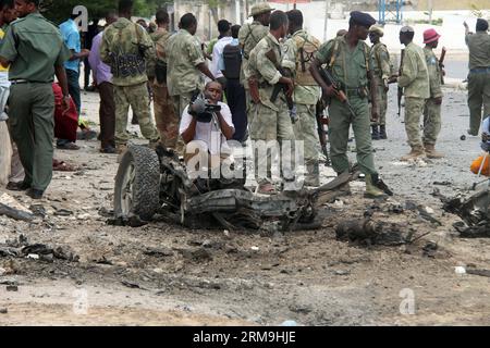 (140524) -- MOGADISCIO, 24 mai 2014 (Xinhua) -- des agents de sécurité somaliens inspectent le site de l'explosion devant le Parlement somalien à Mogadiscio, le 24 mai 2014. Au moins 9 personnes ont été tuées et 16 autres blessées après qu'une voiture piégée a explosé devant le Parlement somalien à Mogadiscio, suivi d'échanges de coups de feu nourris, a déclaré la police. (Xinhua/Faisal ISSE) SOMALI-MOGADISCIO-ATTACK PUBLICATIONxNOTxINxCHN Mogadiscio Mai 24 2014 des agents de sécurité somaliens de XINHUA inspectent le site de Blast devant le Parlement somalien à Mogadiscio Mai 24 2014 au moins 9 célébrités ont été TUÉES 16 autres blessées après un suicide Banque D'Images