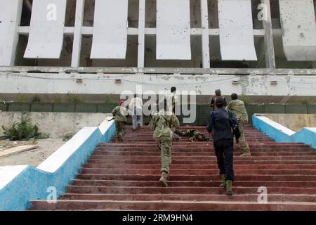 (140524) -- MOGADISCIO, 24 mai 2014 (Xinhua) -- des agents de sécurité somaliens inspectent le site de l'attaque devant le Parlement somalien à Mogadiscio, le 24 mai 2014. Au moins 9 personnes ont été tuées et 16 autres blessées après qu'une voiture piégée a explosé devant le Parlement somalien à Mogadiscio, suivi d'échanges de coups de feu nourris, a déclaré la police. (Xinhua/Faisal ISSE) (COUVERTURE VISUELLE DES SCÈNES DE BLESSURES OU DE DÉCÈS DES RÉDACTEURS EN CHEF) SOMALI-MOGADISCIO-ATTACK PUBLICATIONxNOTxINxCHN Mogadiscio Mai 24 2014 les agents de sécurité somaliens XINHUA inspectent le site de l'attaque devant le Parlement somalien à Mogadiscio Mai 24 2014 À Banque D'Images