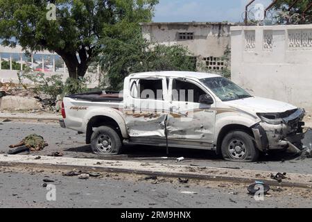 (140524) -- MOGADISCIO, 24 mai 2014 (Xinhua) -- une photo prise le 24 mai 2014 montre une vue du site de l'explosion à l'extérieur du Parlement somalien à Mogadiscio. Au moins 9 personnes ont été tuées et 16 autres blessées après qu'une voiture piégée a explosé devant le Parlement somalien à Mogadiscio, suivi d'échanges de coups de feu nourris, a déclaré la police. (Xinhua/Faisal ISSE) (COUVERTURE VISUELLE DES SCÈNES DE BLESSURES OU DE DÉCÈS DES RÉDACTEURS EN CHEF) SOMALI-MOGADISCIO-ATTACK PUBLICATIONxNOTxINxCHN Mogadiscio Mai 24 2014 XINHUA photo prise LE 24 2014 mai montre une vue du site de Blast devant le Parlement somalien à Mogadiscio AU moins Banque D'Images