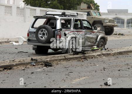 (140524) -- MOGADISCIO, 24 mai 2014 (Xinhua) -- une photo prise le 24 mai 2014 montre une vue du site de l'explosion à l'extérieur du Parlement somalien à Mogadiscio. Au moins 9 personnes ont été tuées et 16 autres blessées après qu'une voiture piégée a explosé devant le Parlement somalien à Mogadiscio, suivi d'échanges de coups de feu nourris, a déclaré la police. (Xinhua/Faisal ISSE) (COUVERTURE VISUELLE DES SCÈNES DE BLESSURES OU DE DÉCÈS DES RÉDACTEURS EN CHEF) SOMALI-MOGADISCIO-ATTACK PUBLICATIONxNOTxINxCHN Mogadiscio Mai 24 2014 XINHUA photo prise LE 24 2014 mai montre une vue du site de Blast devant le Parlement somalien à Mogadiscio AU moins Banque D'Images