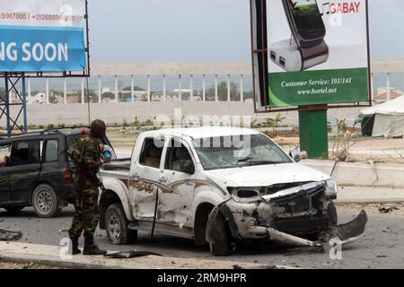 (140524) -- MOGADISCIO, 24 mai 2014 (Xinhua) -- un agent de sécurité somalien inspecte le site de l'explosion devant le Parlement somalien à Mogadiscio, le 24 mai 2014. Au moins 9 personnes ont été tuées et 16 autres blessées après qu'une voiture piégée a explosé devant le Parlement somalien à Mogadiscio, suivi d'échanges de coups de feu nourris, a déclaré la police. (Xinhua/Faisal ISSE) SOMALI-MOGADISCIO-ATTACK PUBLICATIONxNOTxINxCHN Mogadiscio Mai 24 2014 XINHUA un agent de la sécurité somalien inspecte le site de Blast devant le Parlement somalien à Mogadiscio Mai 24 2014 au moins 9 célébrités ont été TUÉES 16 autres blessées après un Suici Banque D'Images