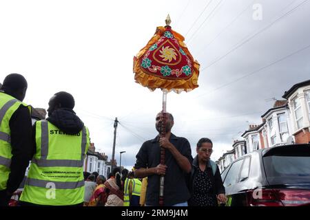 Londres, Royaume-Uni. 27 août 2023. Des membres de la communauté tamoule hindoue se réunissent à East Ham pour célébrer Rathayatra, qui voit des chars défiler dans les rues, accompagnés de cérémonies religieuses. Les rues à l'extérieur des magasins le long de la rue principale sont décorées avec des motifs de mandala colorés, et la plupart des gens portent des vêtements indiens traditionnels. © Simon King/ Alamy Live News Banque D'Images