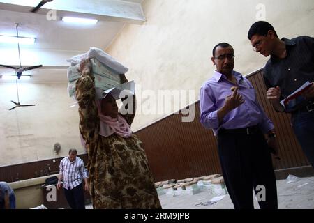 (140525) -- LE CAIRE, 25 mai 2014 (Xinhua) -- des travailleurs électoraux distribuent des bulletins de vote pour la prochaine élection présidentielle dans un bureau de vote du Caire, en Égypte, le 25 mai 2014. L’Egypte ouvrira son élection présidentielle lundi 26 mai. (Xinhua/Ahmed Gomaa) EGYPTE-CAIRE-POLITIQUE-PRÉSIDENTIELLE-PRÉPARATION DE L'ÉLECTION PUBLICATIONxNOTxINxCHN le Caire Mai 25 2014 les travailleurs électoraux DE XINHUA distribuent des bulletins de vote pour la prochaine ÉLECTION présidentielle DANS un bureau de vote du Caire Egypte LE 25 2014 mai l'Egypte lancera son ÉLECTION présidentielle LE lundi 26 mai XINHUA Ahmed Gomaa Egypte Cairo POLITICS Presi Banque D'Images