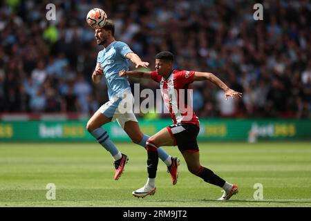 Ruben Dias de Manchester City (à gauche) et Vinicius de Souza Costa de Sheffield United se battent pour le ballon lors du match de Premier League à Bramall Lane, Sheffield. Date de la photo : dimanche 27 août 2023. Banque D'Images