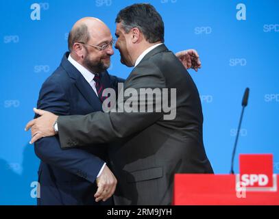 (140525) -- BERLIN, 25 mai 2014 (Xinhua) -- le président sortant du Parlement européen (PE) et candidat du Parti socialiste européen (PSE) aux élections européennes Martin Schulz (G) embrasse le vice-chancelier allemand et ministre de l'économie et de l'énergie Sigmar Gabriel lors d'une conférence de presse après l'annonce de la sortie des élections européennes en Allemagne au siège social-démocrate allemand (SPD) à Berlin, Allemagne, le 25 mai 2014. Martin Schulz, le meilleur candidat des socialistes européens, a montré sa confiance dans sa candidature au poste de président de la Commission européenne (ce) après l élection de l Allemagne Banque D'Images