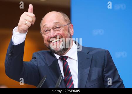 (140525) -- BERLIN, 25 mai 2014 (Xinhua) -- Martin Schulz, président sortant du Parlement européen (PE) et candidat du Parti socialiste européen (PSE) aux élections au PE, fait des gestes lors d'une conférence de presse après l'annonce des élections de sortie du Parlement européen en Allemagne au siège social-démocrate allemand (SPD) à Berlin, en Allemagne, le 25 mai 2014. Martin Schulz, le meilleur candidat des socialistes européens, a fait preuve de confiance dans sa candidature au poste de président de la Commission européenne (ce) après la fin dimanche de l élection de l Allemagne au PE. (Xinhua/Zhang Fan) ALLEMAGNE-BERLIN-PARLEMENT EUROPÉEN- Banque D'Images