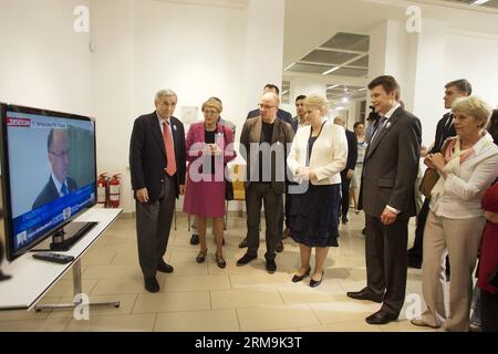 La présidente lituanienne Dalia Grybauskaite (C) attend les résultats des élections à Vilnius, Lituanie, le 26 mai 2014. La présidente lituanienne Dalia Grybauskaite a conservé son poste alors qu'elle battait son concurrent social-démocrate Zigmantas Balcytis au second tour, selon les résultats préliminaires publiés lundi par la Commission électorale centrale. (Xinhua/Milda) LITUANIE-VILNIUS-ELECTIONS-RESULTS PUBLICATIONxNOTxINxCHN la présidente lituanienne Dalia Grybauskaite C attend les résultats des élections à Vilnius Lituanie LE 26 2014 mai, la présidente lituanienne Dalia Grybauskaite a conservé son poste en battant Socia Banque D'Images